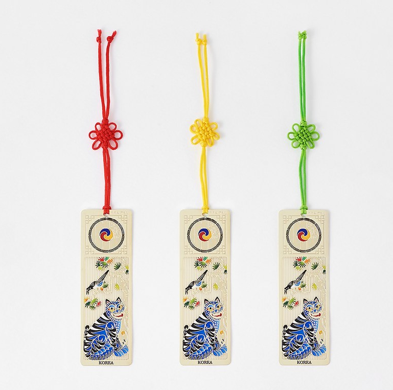 Traditional Korean Folk Art Metal Bookmark Set (3-Pack) – 'Hojakdo' Tiger and Magpie Lucky Charm, Lightweight Cultural Souvenir with Elegant Tassel